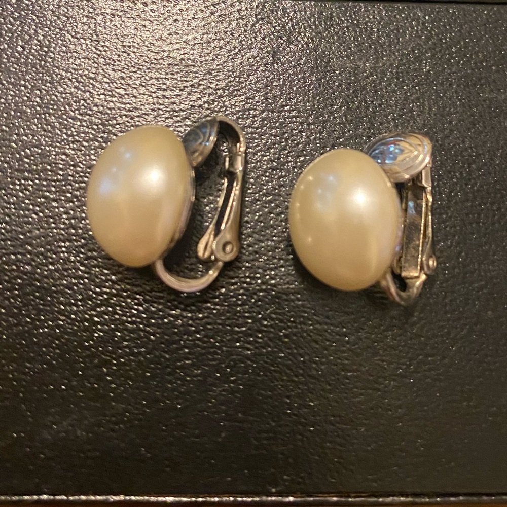 Sarah Coventry clip button earrings